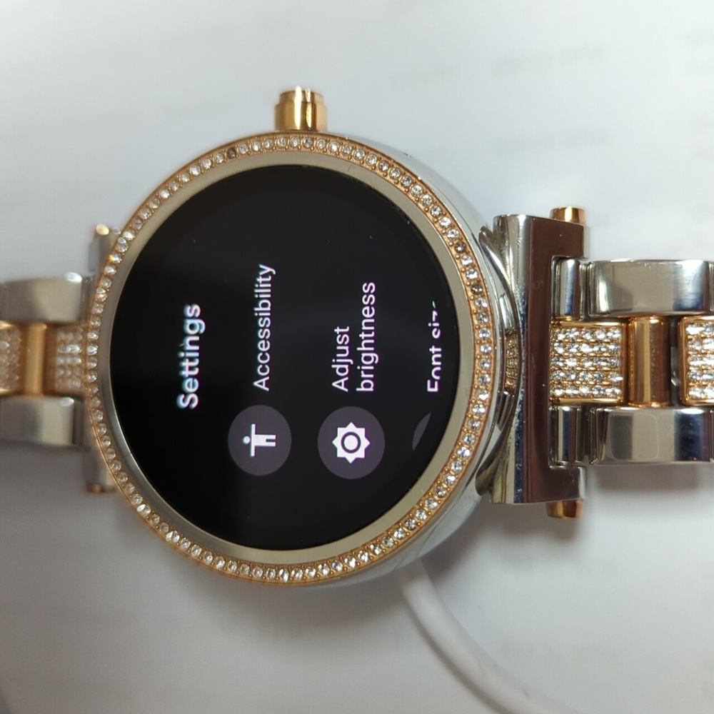 New & Authentic Michael Kors Smart watch Rose Gold/Silver - Picture 13 of 15